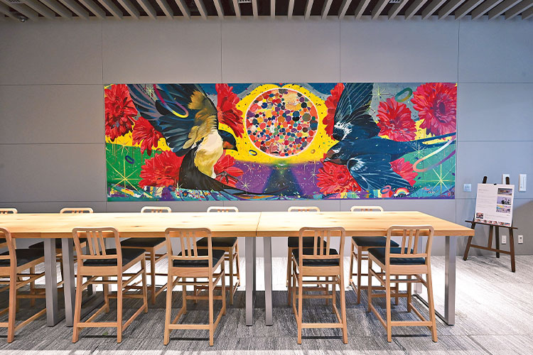 館内1階に展示された鮮やかな「アートウォール」には門出や祈りなど、様々なメッセージが込められています