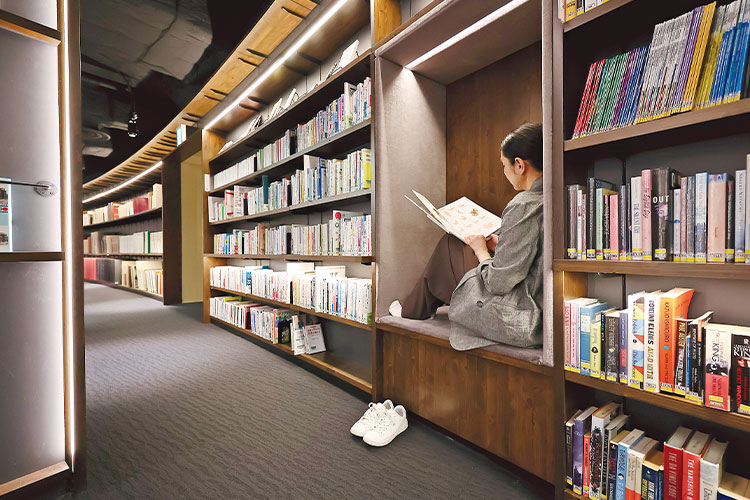 複数ある空間「NEYA」の中でも人気の高い、書棚の間に埋め込まれた読書スペース
