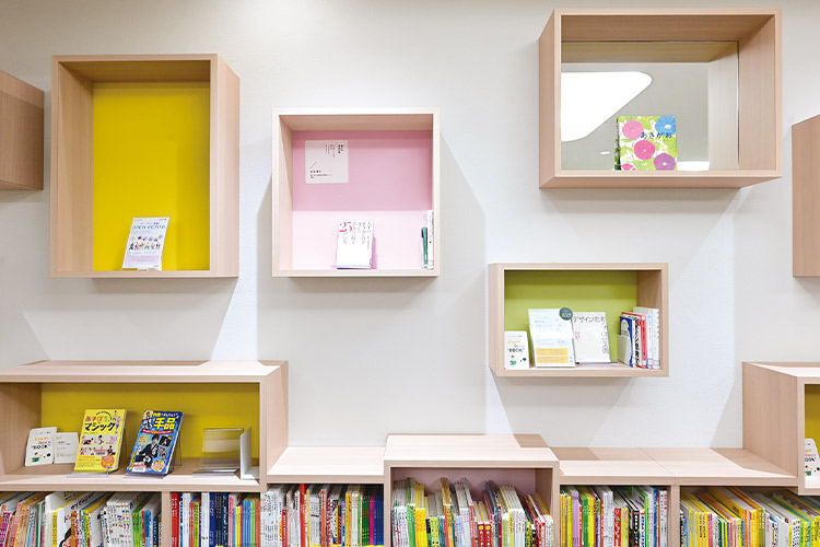 壁面の本棚「ボタニカルウォール」には、イベント関連本や図書館スタッフ・施設運営に関わる方がセレクトしたおすすめ本を展示