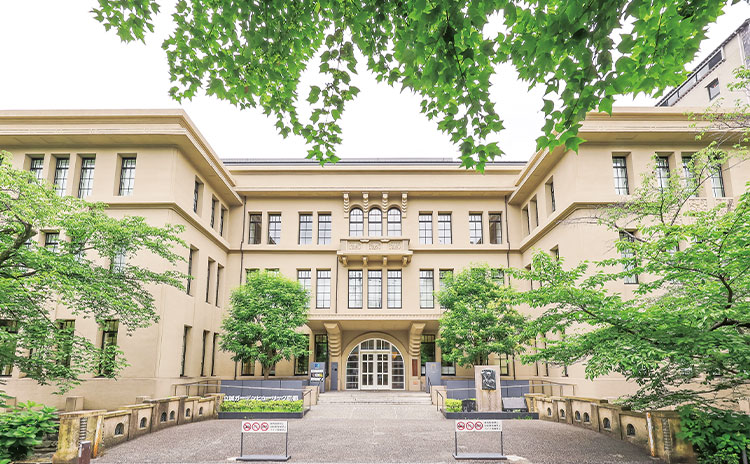 図書館が入る複合施設「立誠ガーデンヒューリック京都」は、1869(明治2)年に「下京第六番組小学校」として開校した立誠小学校の跡地に開業しました