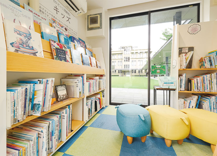 所蔵は約5,000冊。本館近くの『かどっこ図書館』では「アート」「キッズ」など4つのユニークな本棚が