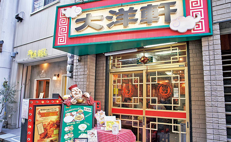 昼時にはご飯とスープ、豆腐と漬物が付く「鶏のからあげ定食／850円」を求めて長蛇の列ができます