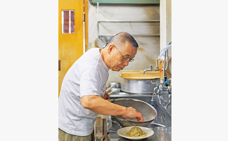 朝5時から仕込みをする店主の西岡さん