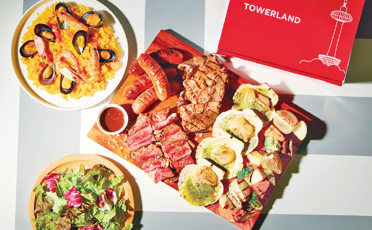 牛ロース肉やパエリア風ピラフなどが楽しめる人気メニュー「タワーランドBBQ」