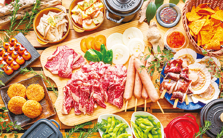 「日本コース」は、和牛ロースステーキのほか、焼きおにぎりや焼き団子も登場