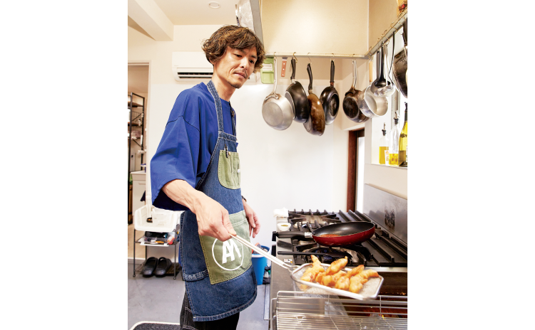 料理好きが高じて店をオープンした店主・瀬島晃一さん。独自のセンスで生み出した創作メニューが好評です