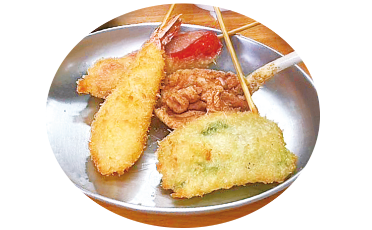 やわらかな衣が特徴の串カツは、甘めのオリジナルソースでいただきます