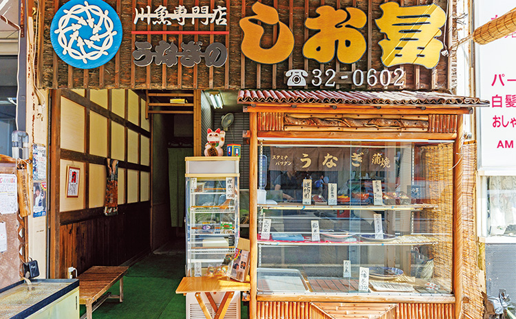 店頭では焼き立ての鰻の蒲焼や白焼、鮎煮をはじめ、弁当も販売。10席の座敷は予約がベター