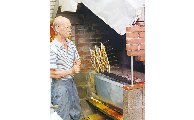 生きた鰻を店内でさばき、さっぱりとした秘伝のタレを付けて丁寧に焼き上げる店主・潮見洋さん。