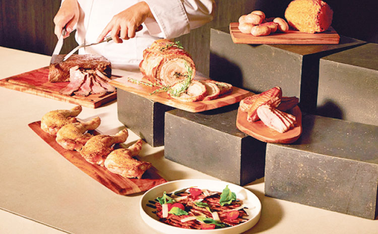 肉料理をシェフが目の前でカット