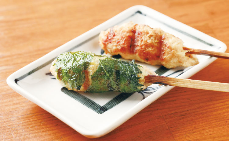 塩かタレを選べる名物「つくね/220円」は、レンコンやショウガの食感がアクセント。手前は「しそつくね/275円」