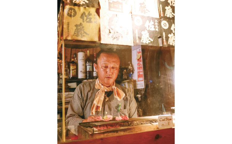 2009(平成21)年に地元・枚方に恩返しをしたいと開店した店主・山本隆文さん。焼酎好きで様々な銘柄をそろえています