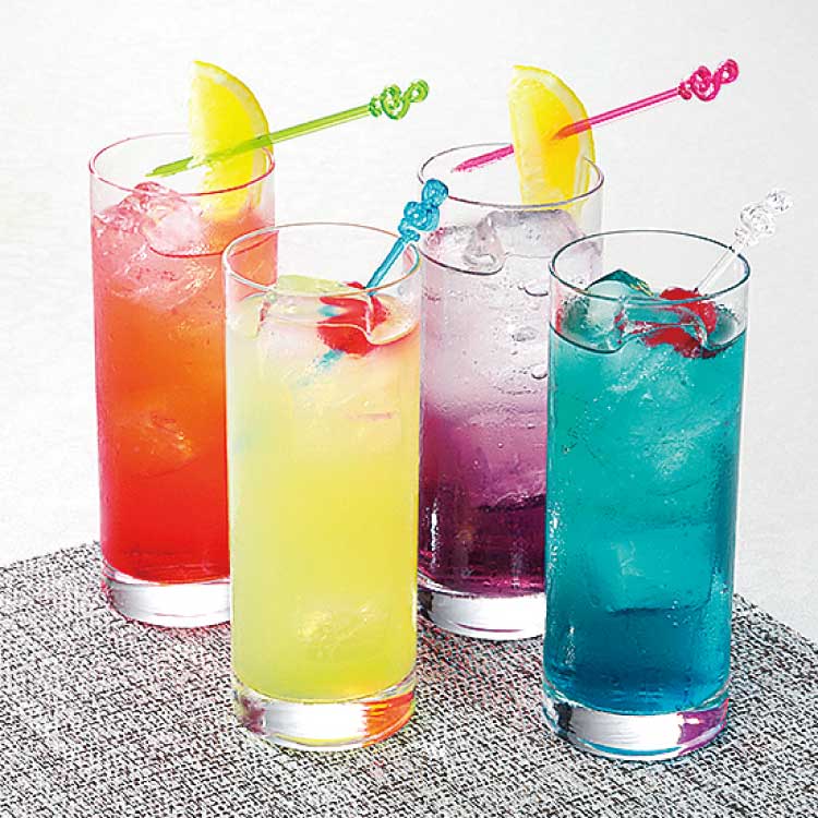 「葉月のぶるーチューバ」など カラフルなドリンクは各880円