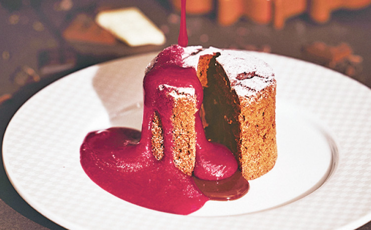 「フォンダンショコラ ラズベリーソース添え」