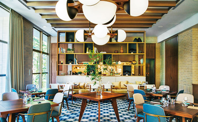 ホテルラウンジとバーエリア、ダイニングが一体となった洗練空間