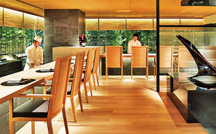 深山幽谷を思わせる静かで落ち着いた店内