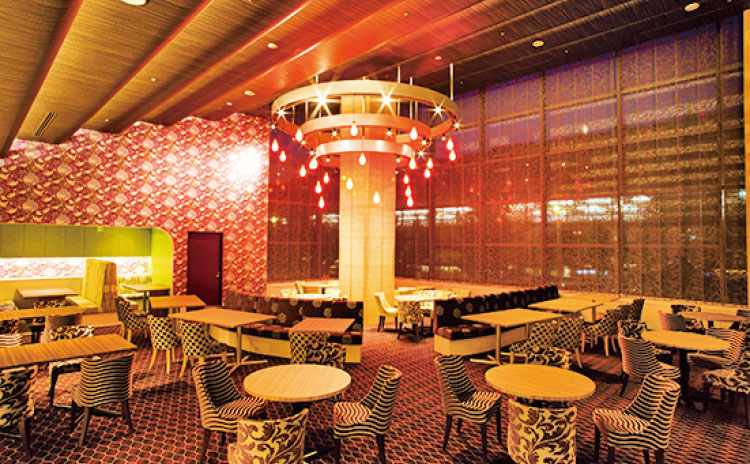 大きな窓と高い天井が印象的な開放感ある店内