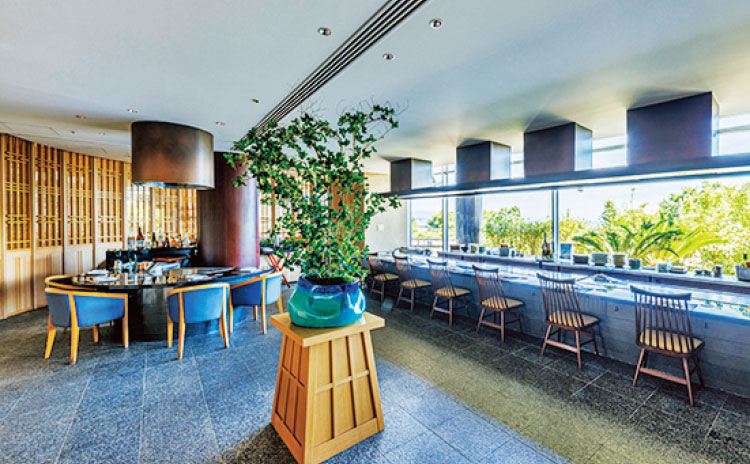 目の前で焼き上げるライブ感をカウンター席で味わって