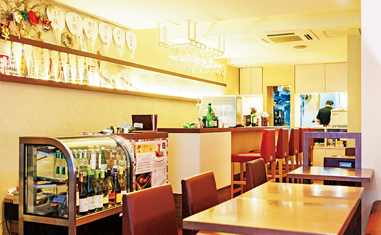 スープやサラダなどが付くお得なランチセットは約10種類。昼夜ともに日本ワインと洋食を気軽に楽しむことができます