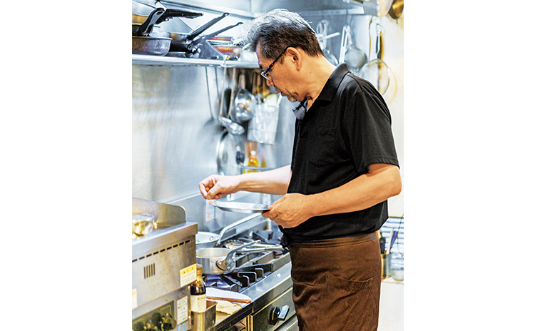 京都のホテル出身のシェフ・古谷賢三さん。グラタンは注文を受けてから約20分かけ丁寧に調理するため、早めのオーダーがオススメ