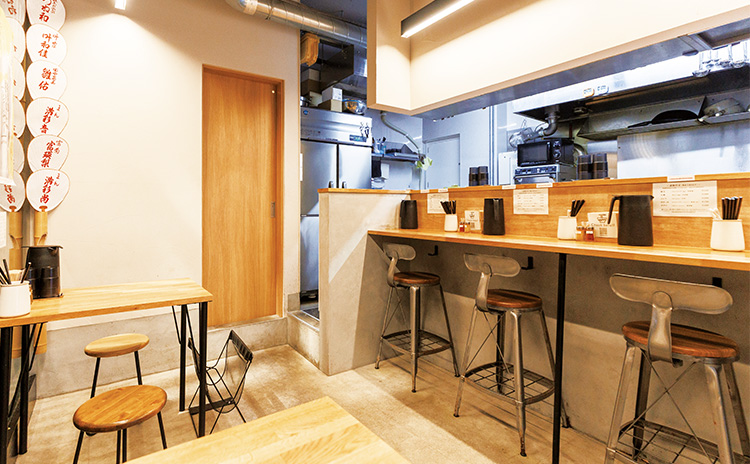 ウッドを基調にした店内は、カフェのようなオシャレな雰囲気。テーブル席も3卓あり