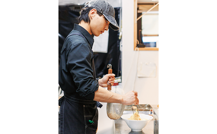 「まぜそばや冷やしラーメンなどの月替わりメニューもお試しください」と語る店長の生木さん