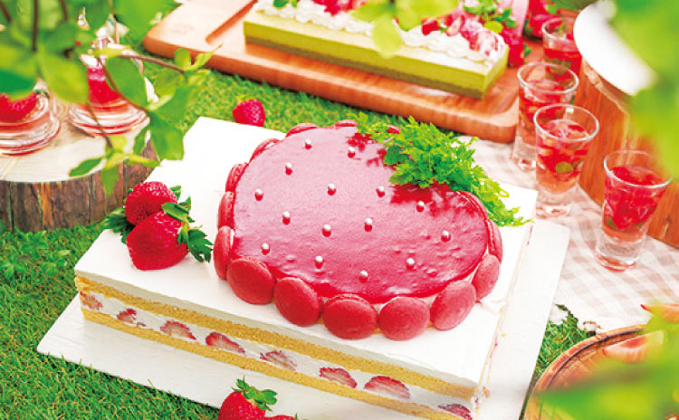 イチゴのショートケーキの上にイチゴ形のムースをのせた「大きな苺のケーキ」