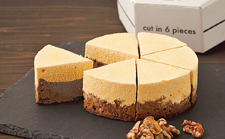 「6Cチーズケーキ 塩キャラメル&チョコレート／1個・500円 ※写真は6個入り・2,800円」