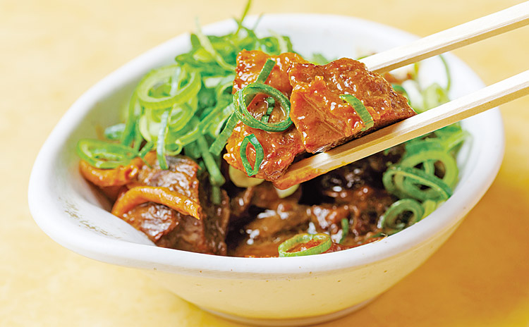 トロトロに煮込まれた牛スジ肉が濃厚な「どて焼き/450円」はお酒にピッタリ。持ち帰り用の冷凍パック入りも販売中