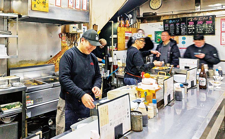 立ち飲みは早朝から営業し、店内はいつも活気にあふれています。2階の座席は17時から利用可能(土・日・祝日は11時から)