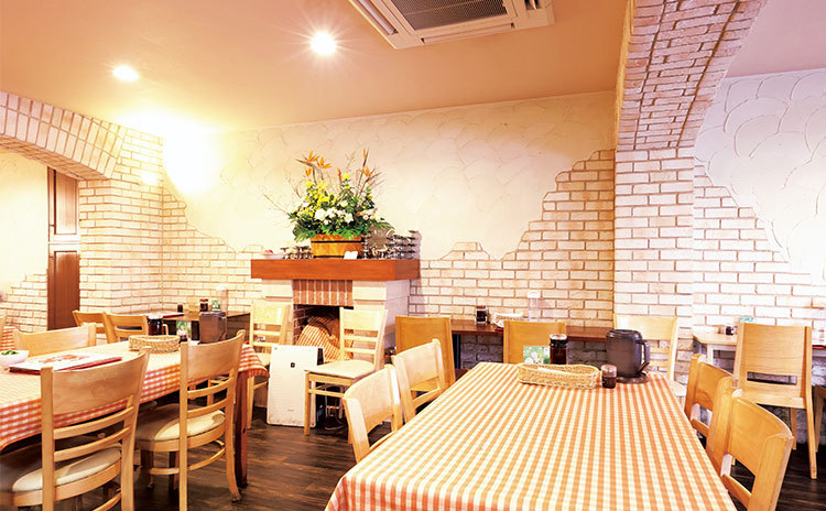 カジュアルでアットホームな店内。定番のハンバーグやオムライスなど幅広い洋食メニューがそろいます