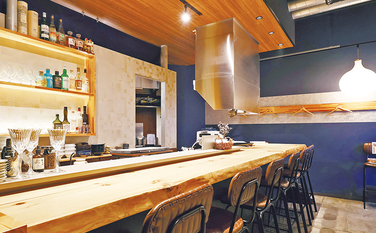 店名はシェフの実家の小料理店の屋号を受け継いだもの。カウンター席は、目の前で調理が繰り広げられるライブ感が味わえます