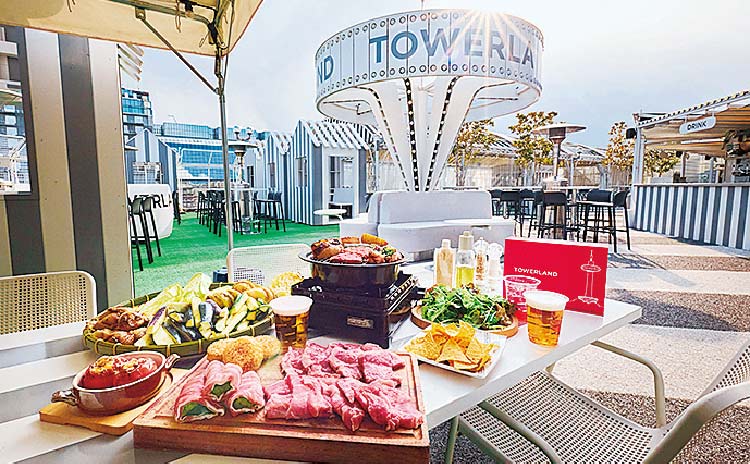 屋上で食べるBBQは開放的