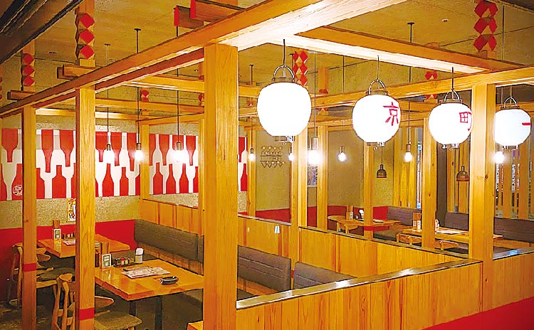 提灯が温かくともる居心地の良い店内