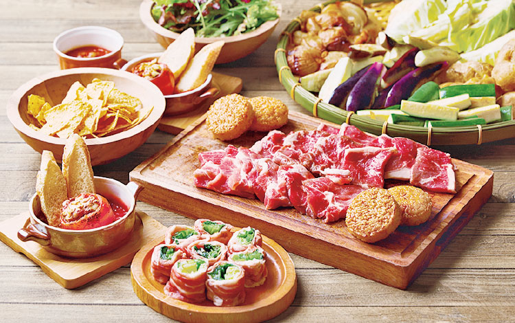 野菜の旨味あふれる「ISO BBQ」では、「野菜の豚巻き」や「まるごとトマトの肉詰め」などが登場