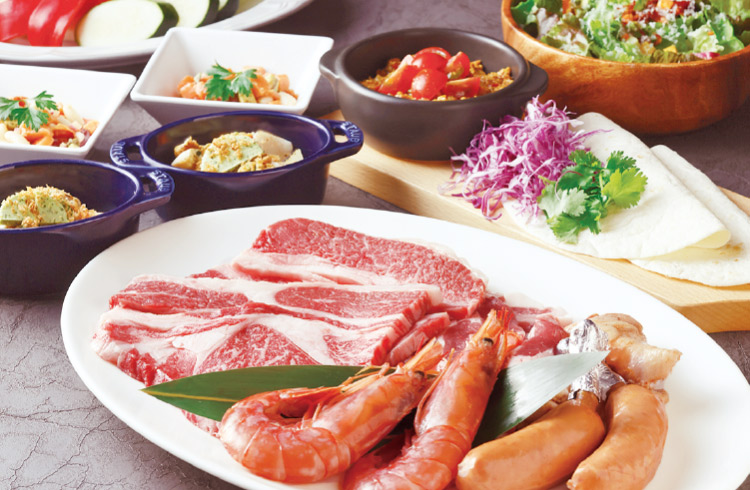 「BBQ PLAN/9,500円」で、国産牛リブロースや骨付きフランク、ホタテ香草バター焼きなどを満喫 ※写真は2人前