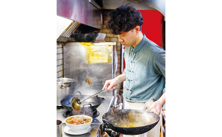 横浜中華街の名店『景徳鎮(けいとくちん)』で修業をした父から味と技を受け継ぐ二代目・高橋遊作さん