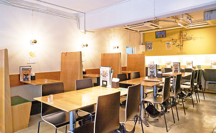 本場インドのお客さまも多く来店。仕切りのあるテーブルやひとり用カウンターなど人数に合わせて利用しやすい
