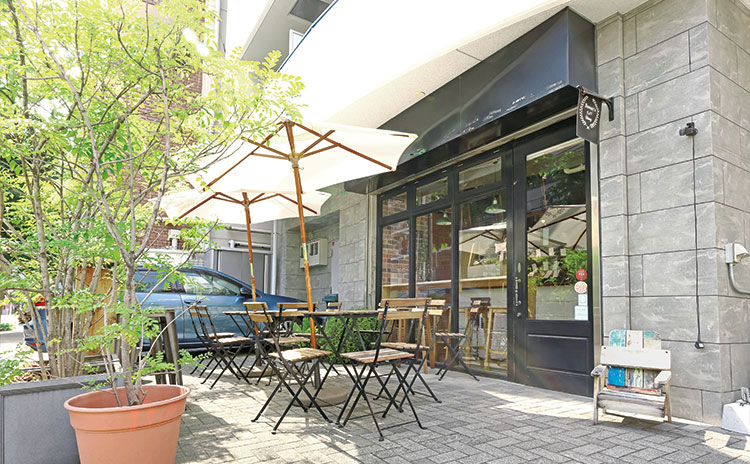 公園そばの静かな住宅街に立つ店舗。テラス席や店内のカウンター席でイートインができます