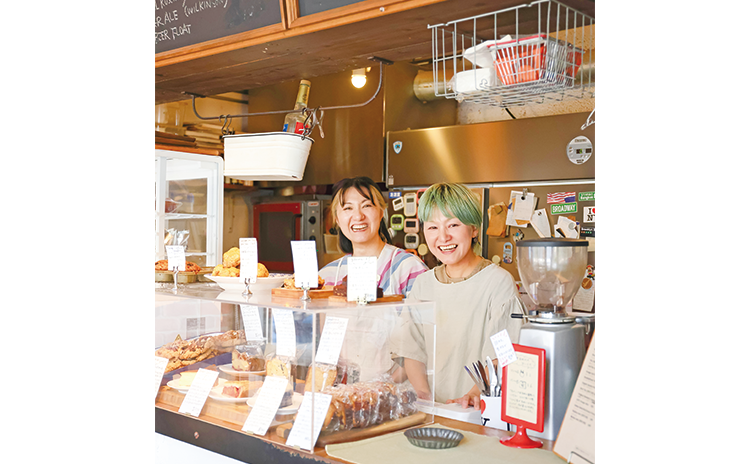 アメリカのお菓子に感銘を受けた妹・恭代さん（右）と姉・桃世さん。開店後も渡米してさらにレシピを研究