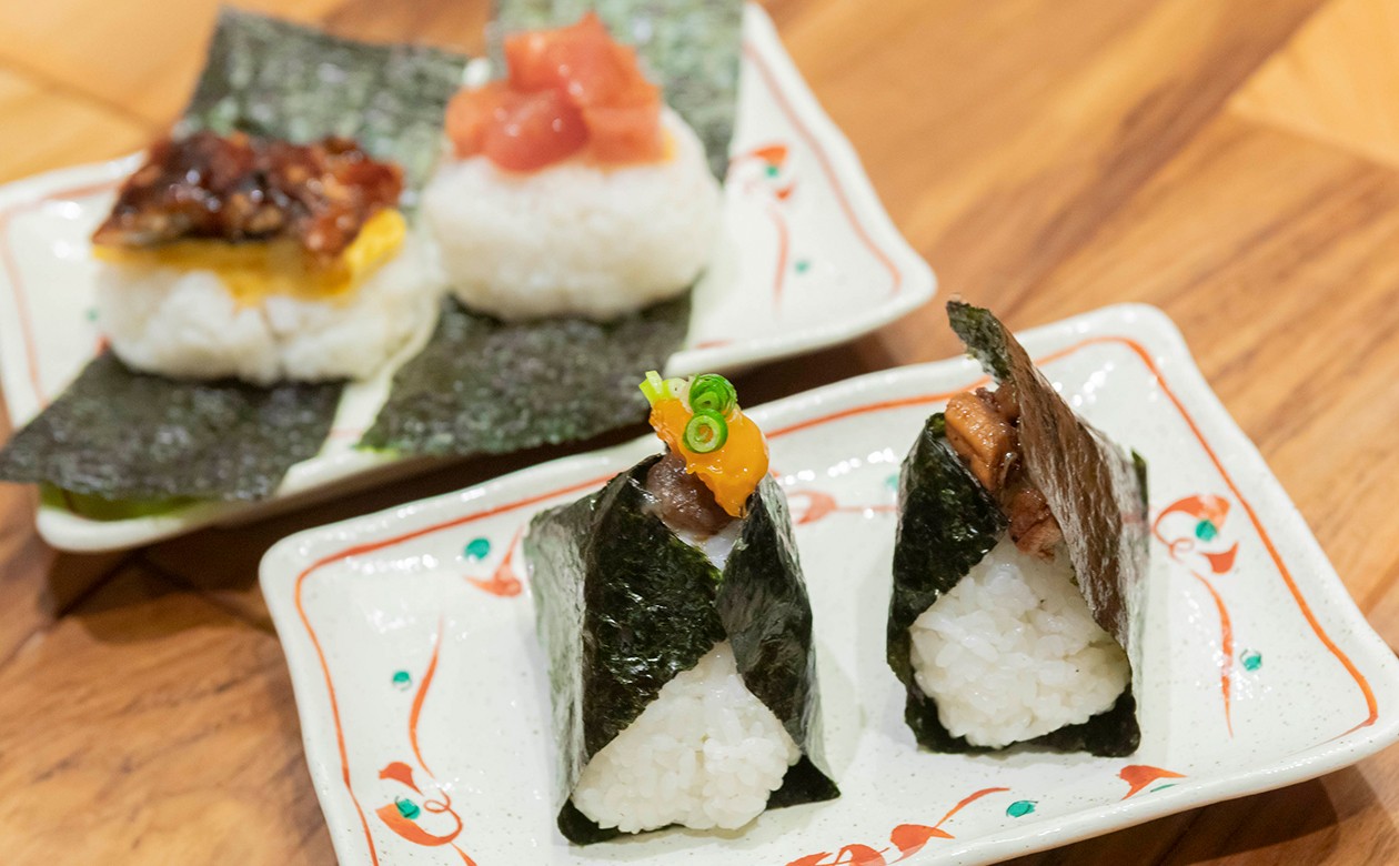 手前左から「元気玉」（671円）、「煮あなごしぐれ」（418円）、奥は左から「うな玉」（671円）、「まぐろユッケ」（671円）。