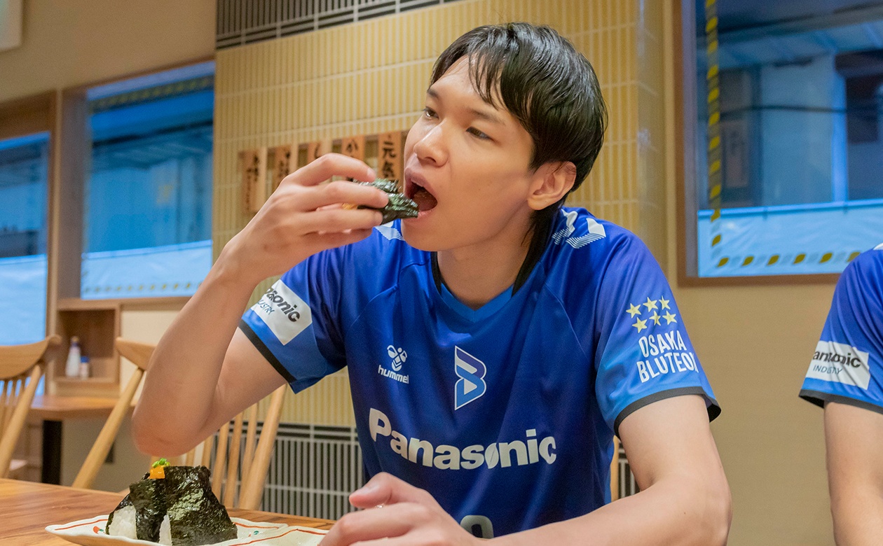 「うな玉」から豪快に！どんぶりサイズの茶碗でないとご飯が足りないという山内選手だけに、おむすび1個を食べるのもあっという間。