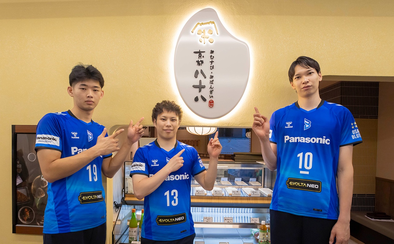「八十八」は京都の人気居酒屋「漁港直送 海鮮酒場 あんじ」が大阪のこだわり米店とご縁を結んだ新業態のおむすび処。定番から豪華な具材まで、お昼はもちろん夜の食事にもふさわしいおむすびが勢ぞろい。おむすびとおばんざいの定食、おつまみやアルコール類もあり、居酒屋としても利用できる。【おむすび・おばんざい 京都 八十八】営業時間：11時～21時30分（L.O.）／電話：072-896-8085