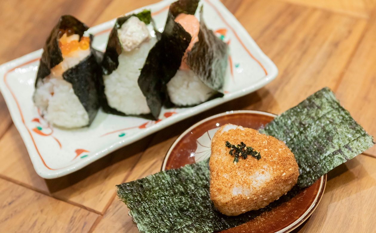 手前は「わかめおかか」（275円）、奥は左から「鮭いくら」（671円）、「明太マヨ」(319円）、「鶏からマヨ」(418円)。