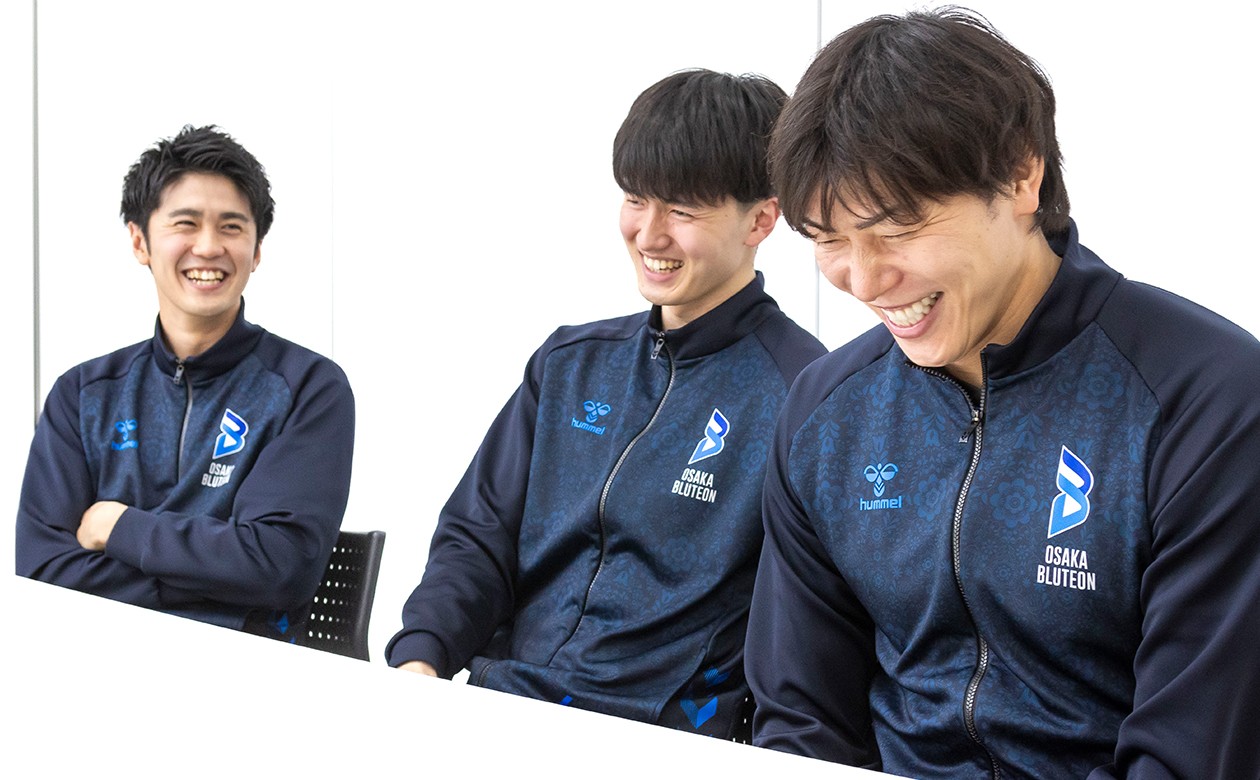 トークで絶妙なツッコミを見せる中村選手はまさにチームのムードメーカー。清水選手、金田選手も笑いがとまらない。