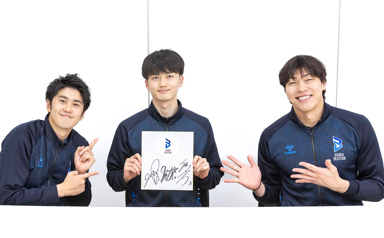清水選手、中村選手、金田選手の直筆サイン入りフリップと3ショット
