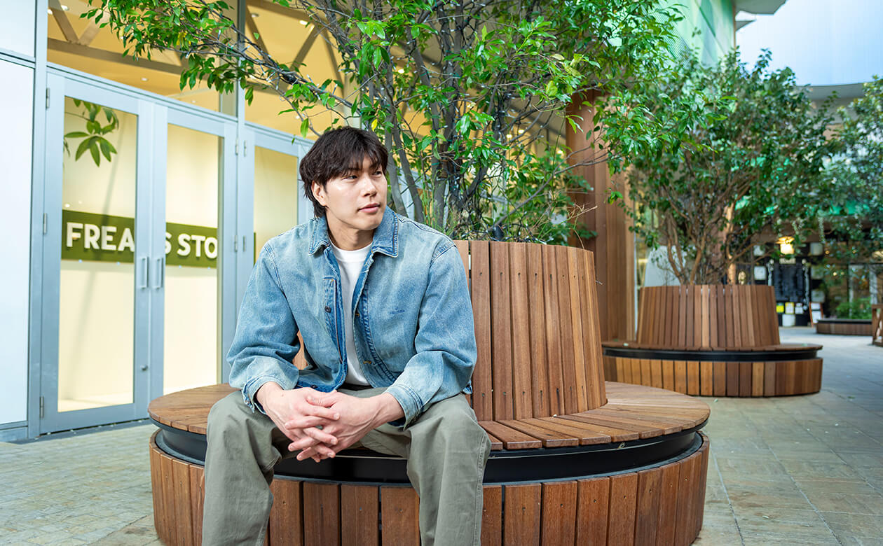 目線を外してクールな表情で。左後ろには清水選手が服を選んだ『FREAK’S STORE』があり、まるでお店のポスターのような1枚に！