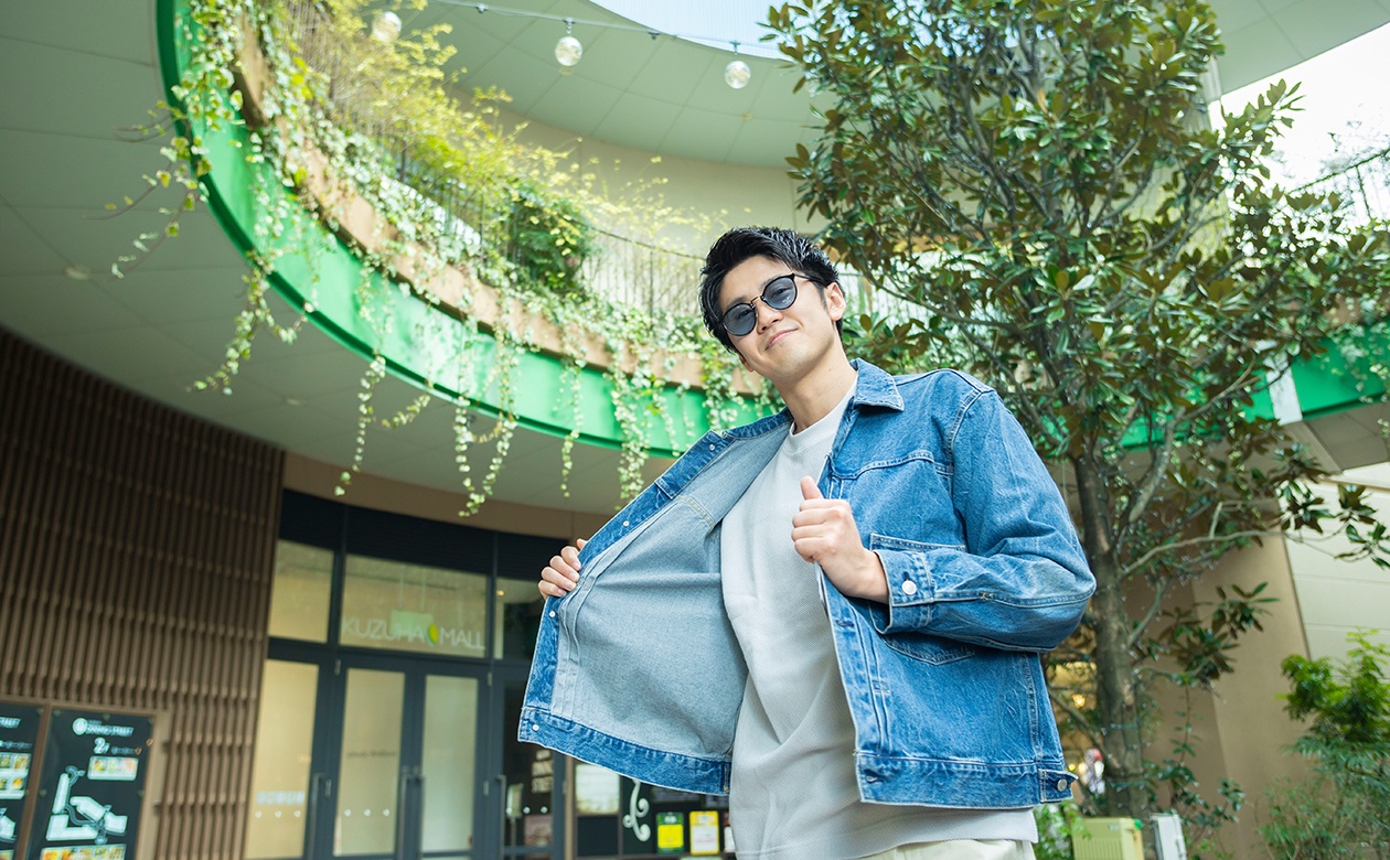 周囲のグリーンともマッチした中村選手の爽やか初夏コーデ。デニムジャケットを広げたポーズも様になる！