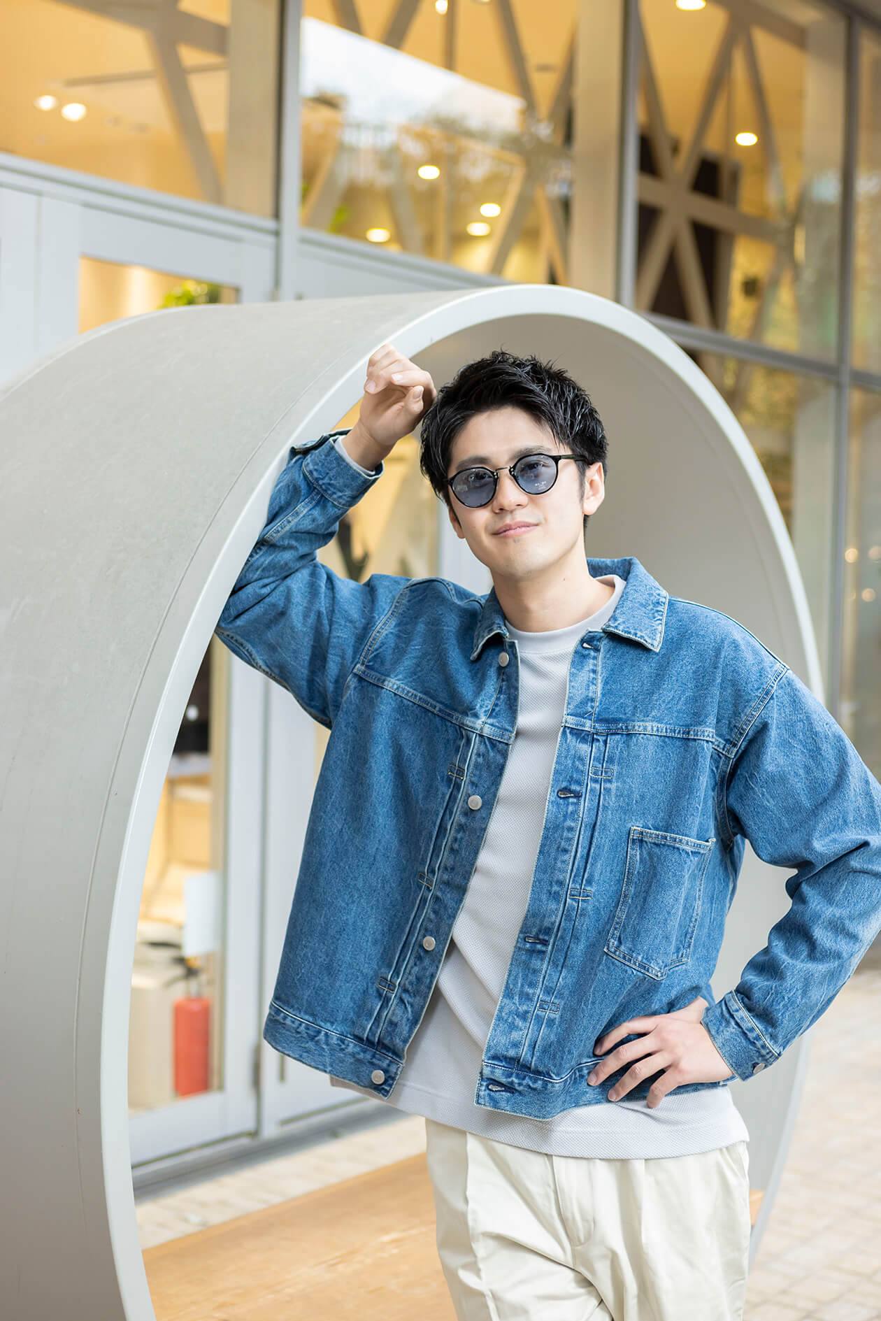 ジャケット、シャツ、パンツの長さと色がバッチリはまったスタイリングは、中村選手のスマートさを強調！