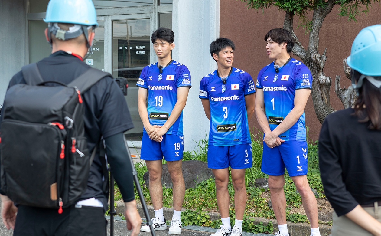 寝屋川車両基地についての想像を巡らせながら撮影開始を待つ3人。中村選手と西川選手は初訪問ということで心なしかソワソワ（笑）。
